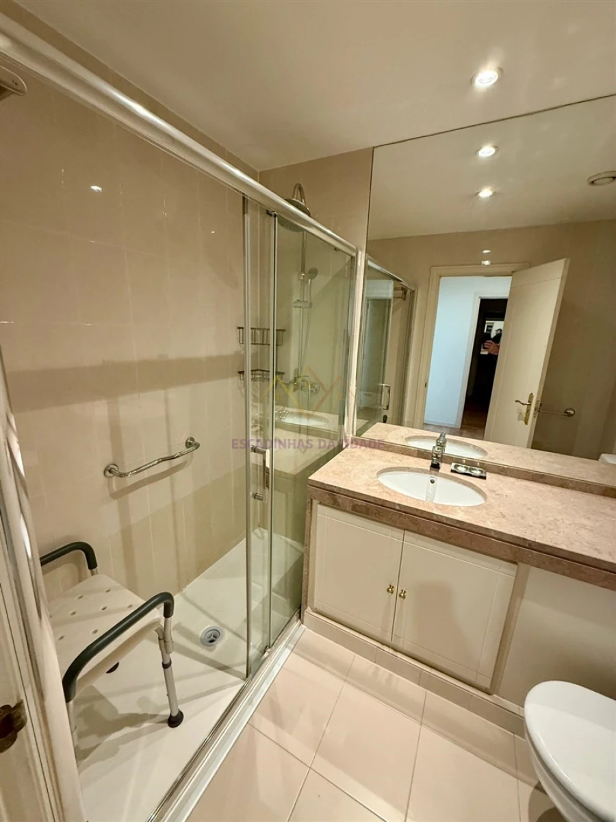 Apartamento T3 para Arrendamento em Campolide Foto 17