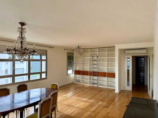 Apartamento T3 para Arrendamento em Campolide Foto 3