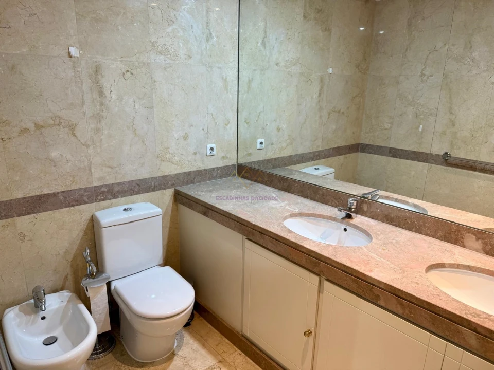 Apartamento T3 para Arrendamento em Campolide Foto 18