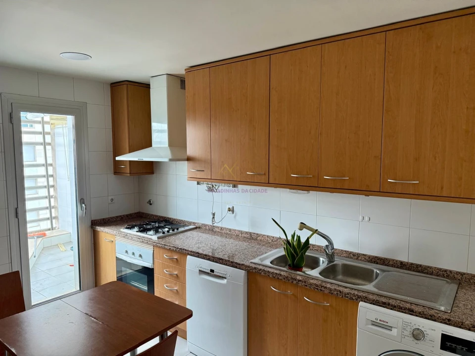 Apartamento T3 para Arrendamento em Campolide Foto 5