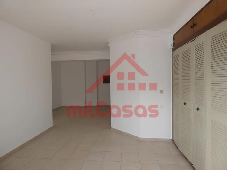 Apartamento T1 para Arrendamento em Santa Maria, São Pedro e Matacães Foto 6