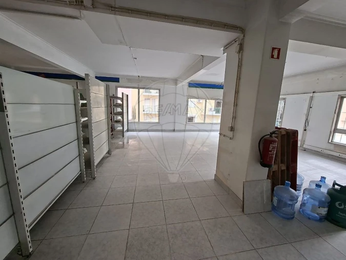 Loja para Arrendamento em Pontinha e Famões Foto 1