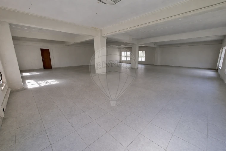 Loja para Arrendamento em Pontinha e Famões Foto 8