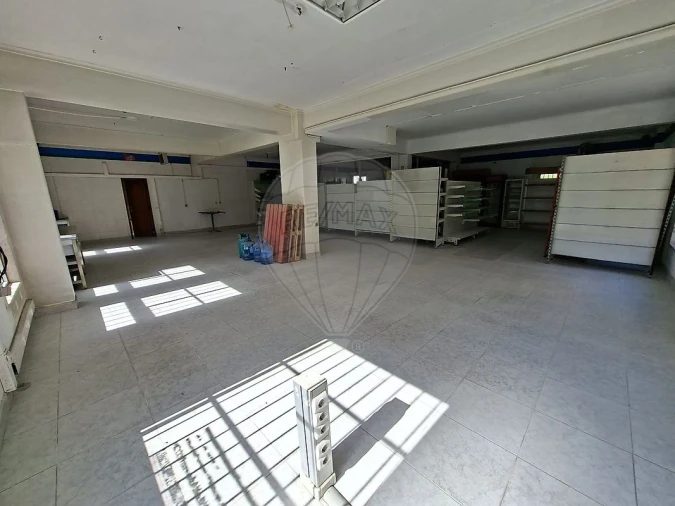 Loja para Arrendamento em Pontinha e Famões Foto 2