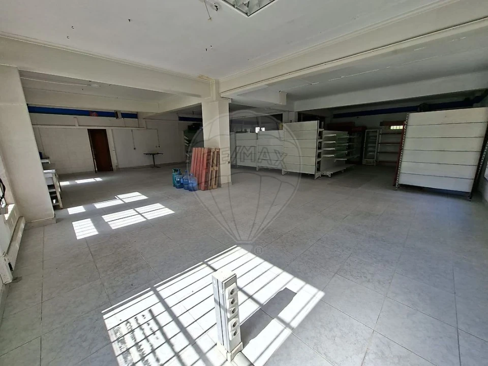 Loja para Arrendamento em Pontinha e Famões Foto 2