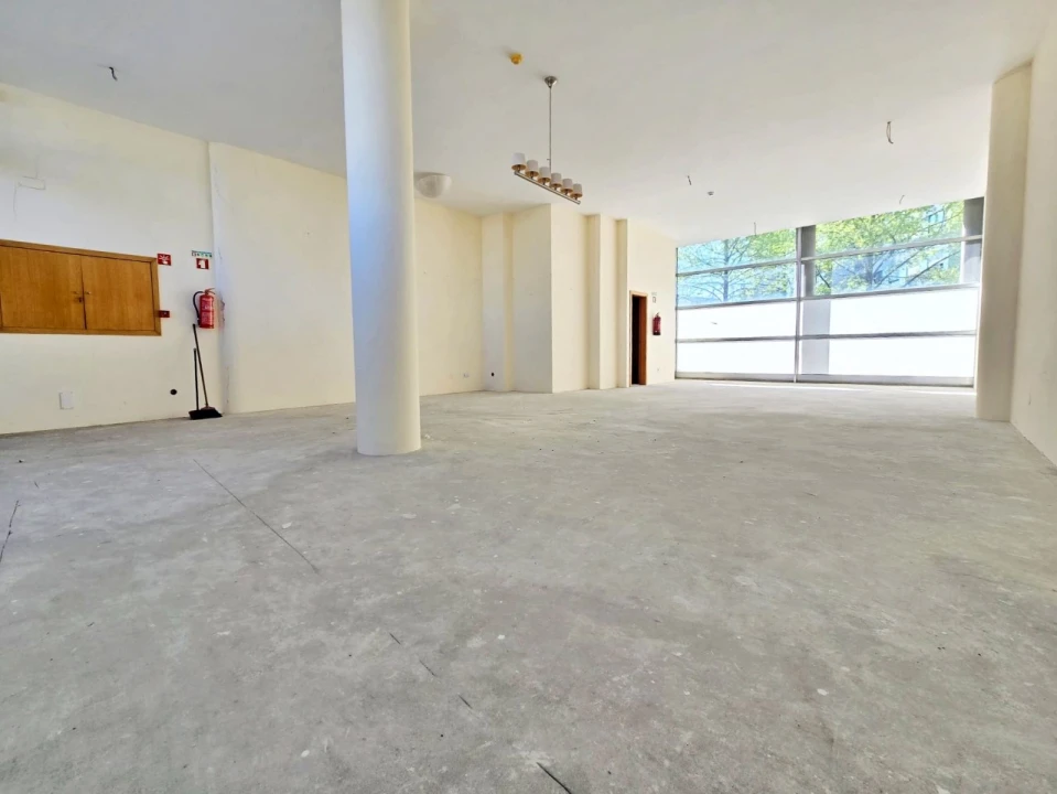 Loja para Arrendamento em Castêlo da Maia Foto 2