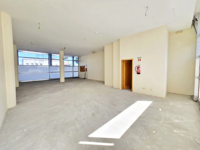 Loja para Arrendamento em Castêlo da Maia