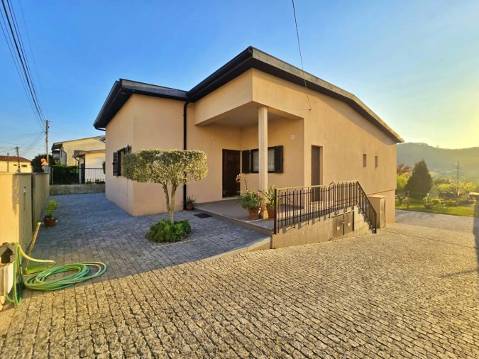 Moradia T4 para Venda em Alvarelhos e Guidões Foto 1