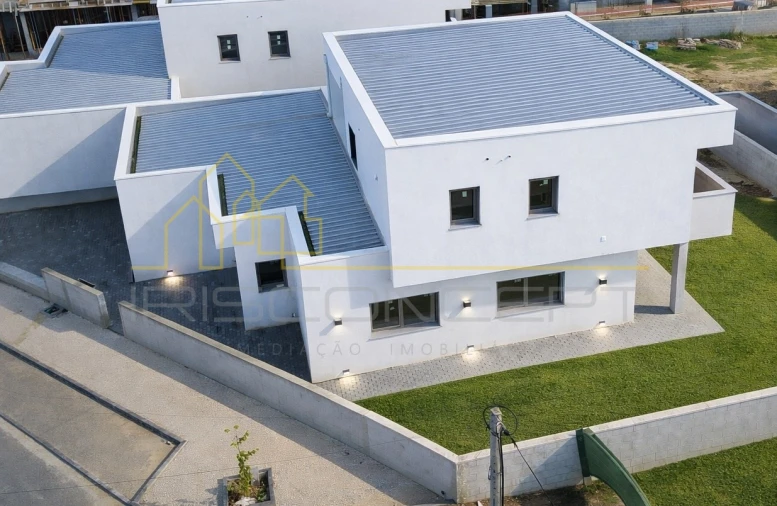 Moradia T3 para Venda em Batalha Foto 2