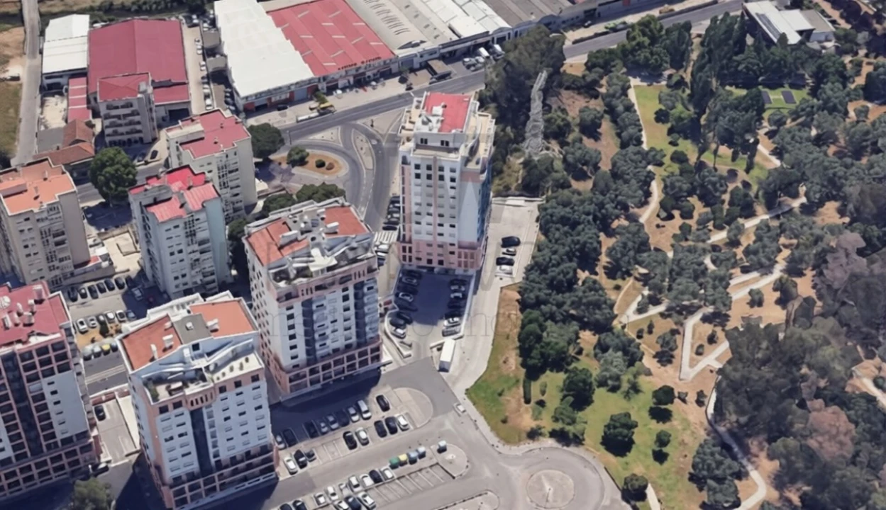 Loja para Venda em Santo António dos Cavaleiros e Frielas Foto 4