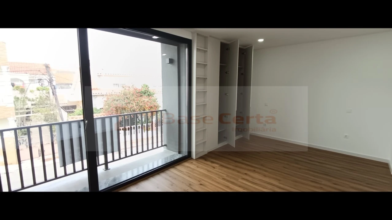 Moradia T5 para Venda em Santa Iria de Azoia, São João da Talha e Bobadela Foto 4