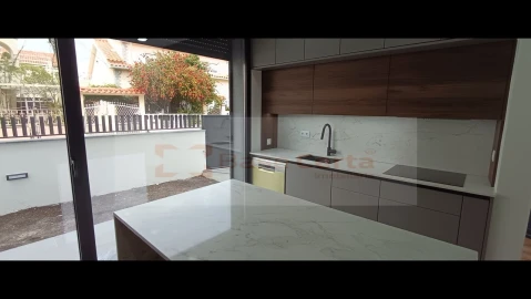 Moradia T5 para Venda em Santa Iria de Azoia, São João da Talha e Bobadela