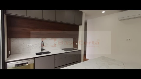 Moradia T5 para Venda em Santa Iria de Azoia, São João da Talha e Bobadela