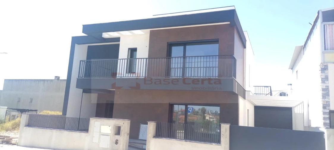 Moradia T4 para Venda em Santa Iria de Azoia, São João da Talha e Bobadela Foto 9