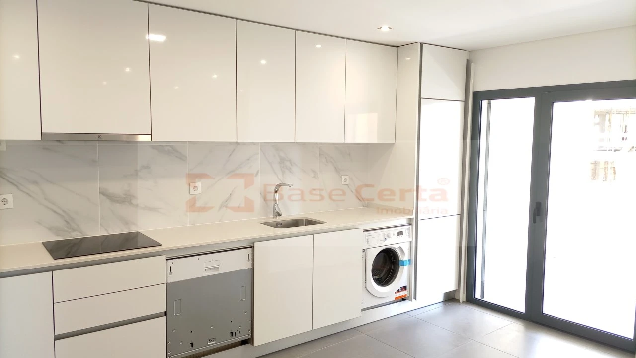 Apartamento T4 para Venda em Corroios Foto 24