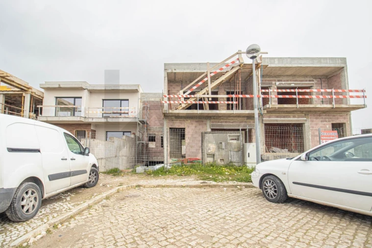 Moradia T4 para Venda em Arranho Foto 33