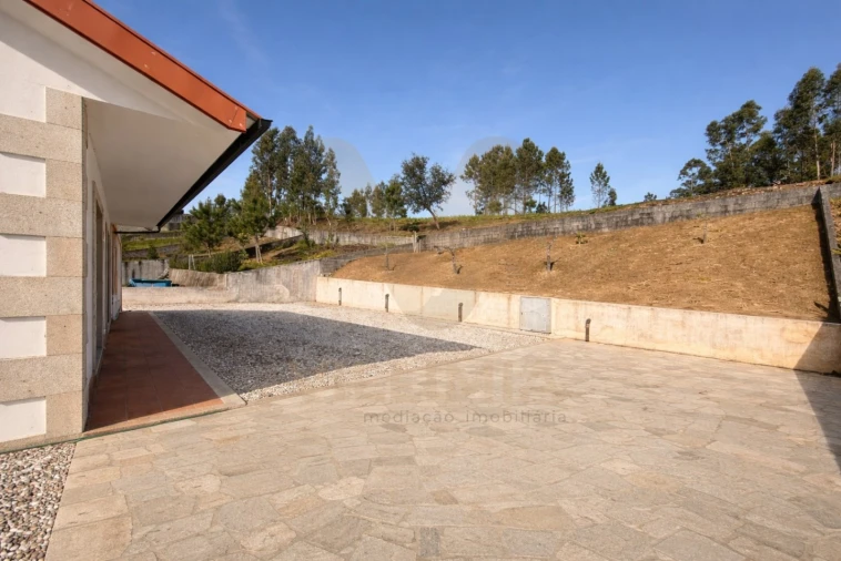 Moradia T3 para Venda em Rebordões (Santa Maria) Foto 4