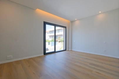Moradia T5 para Venda em Carcavelos e Parede