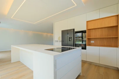 Moradia T5 para Venda em Carcavelos e Parede