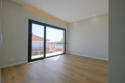 Moradia T5 para Venda em Carcavelos e Parede