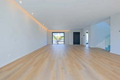 Moradia T5 para Venda em Carcavelos e Parede