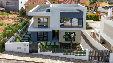 Moradia T5 para Venda em Carcavelos e Parede