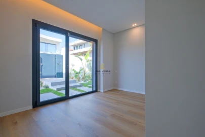 Moradia T5 para Venda em Carcavelos e Parede