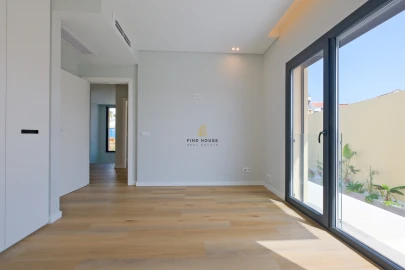 Moradia T5 para Venda em Carcavelos e Parede