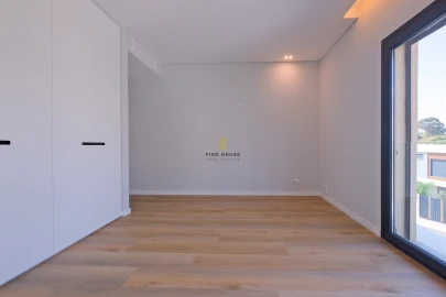 Moradia T5 para Venda em Carcavelos e Parede