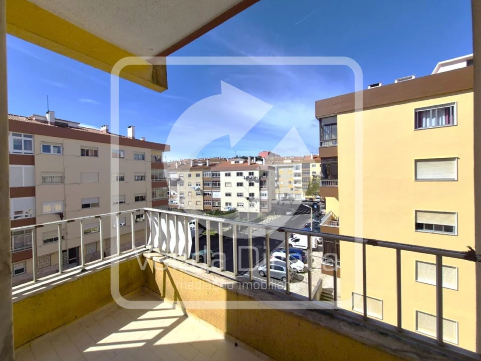 Apartamento T2 para Venda em Rio de Mouro Foto 3