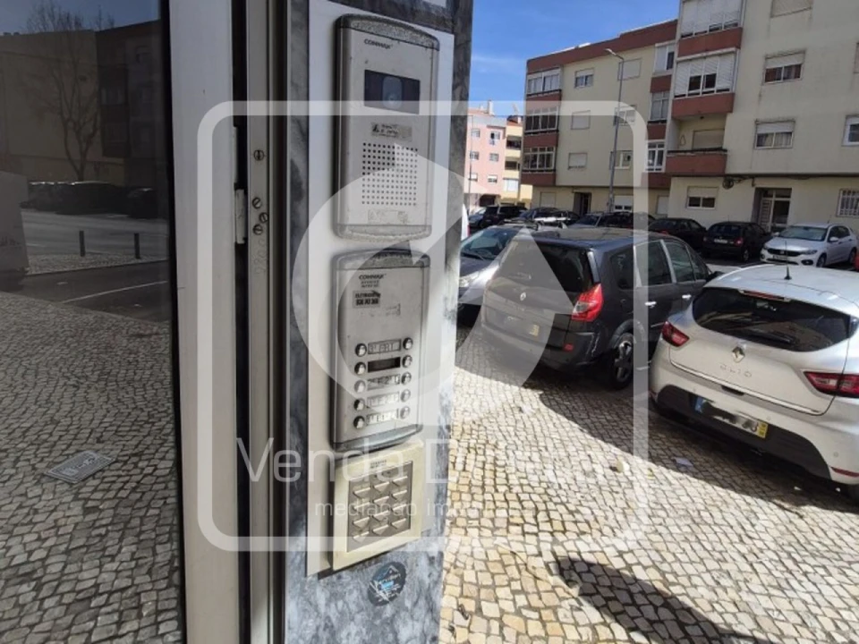 Apartamento T2 para Venda em Rio de Mouro Foto 16