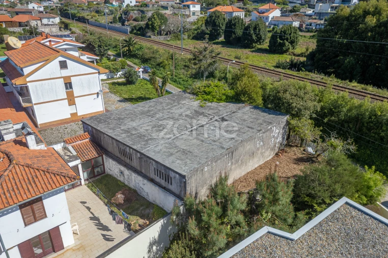 Terreno Comércio / Armazém para Venda em Carreço Foto 1