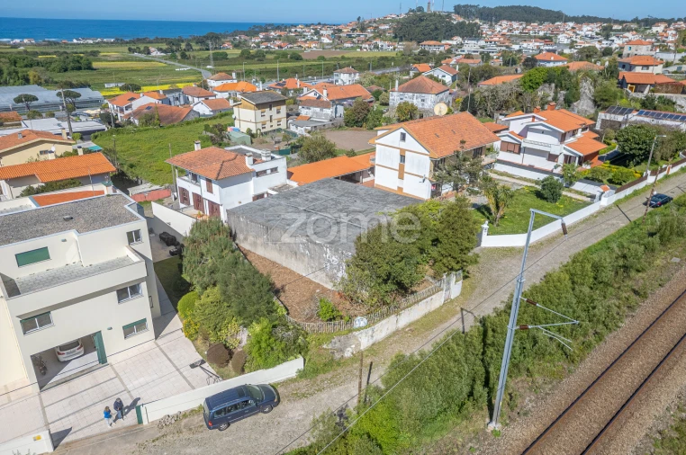 Terreno Comércio / Armazém para Venda em Carreço Foto 2