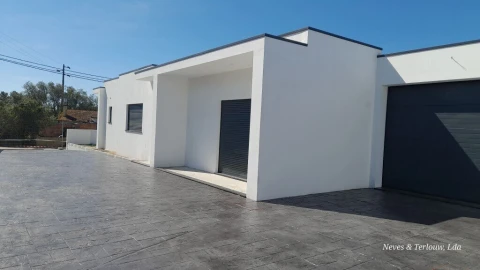 Moradia T3 para Venda em Monte Redondo e Carreira