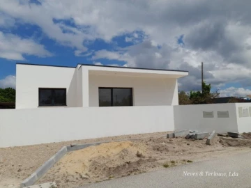 Moradia T3 para Venda em Monte Redondo e Carreira
