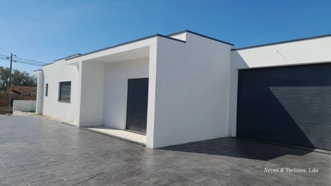 Moradia T3 para Venda em Monte Redondo e Carreira