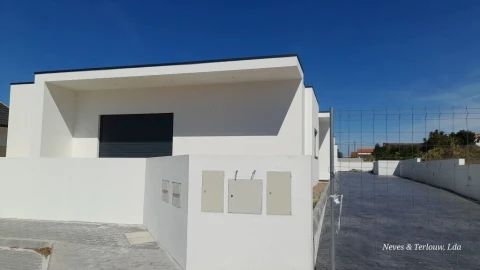 Moradia T3 para Venda em Monte Redondo e Carreira