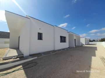 Moradia T3 para Venda em Monte Redondo e Carreira