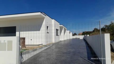Moradia T3 para Venda em Monte Redondo e Carreira