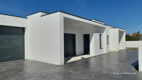 Moradia T3 para Venda em Monte Redondo e Carreira
