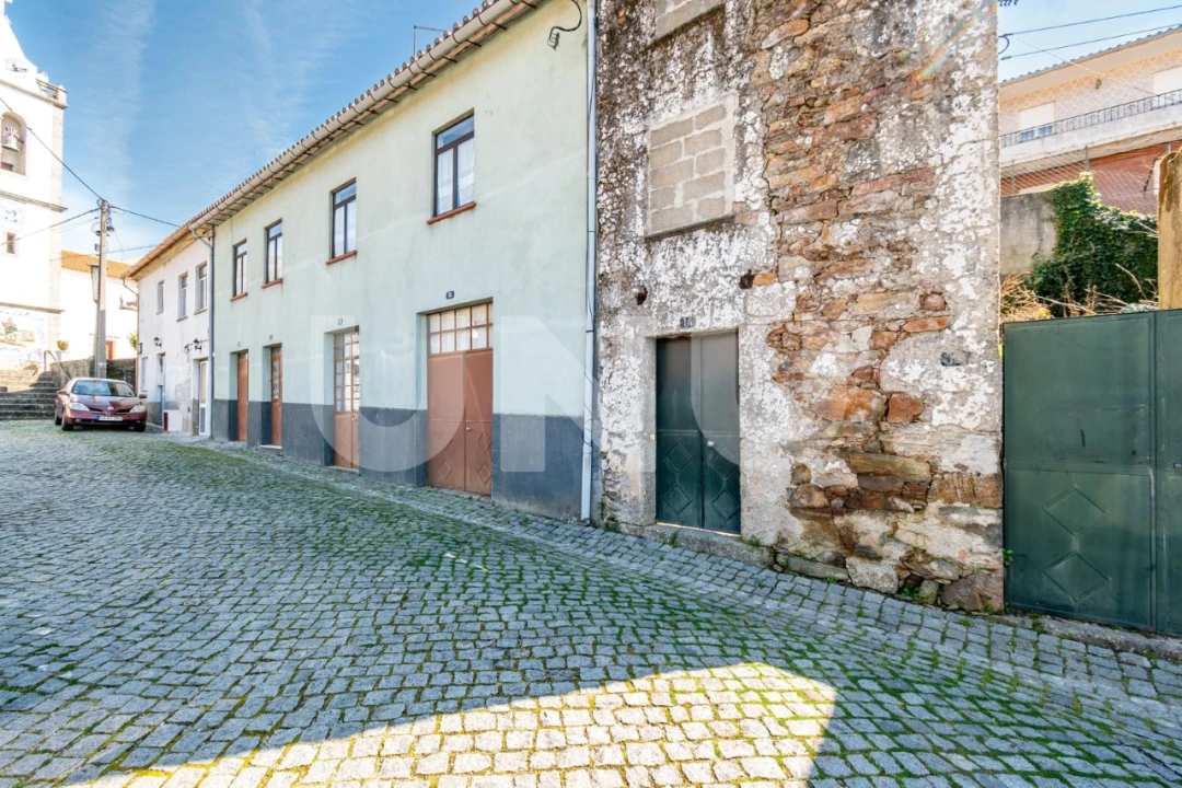 Moradia T7 para Venda em Cortes do Meio Foto 2