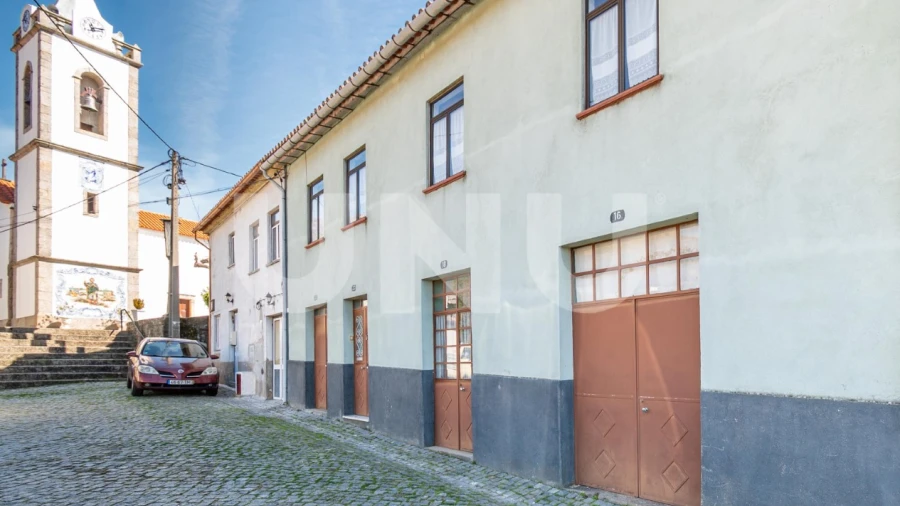 Moradia T7 para Venda em Cortes do Meio