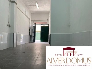Loja para Arrendamento em Santa Clara