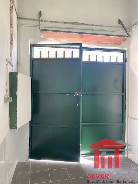 Loja para Arrendamento em Santa Clara