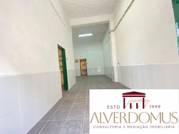 Loja para Arrendamento em Santa Clara