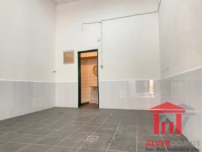 Loja para Arrendamento em Santa Clara Foto 3