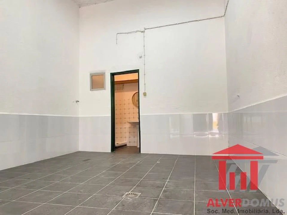 Loja para Arrendamento em Santa Clara Foto 3