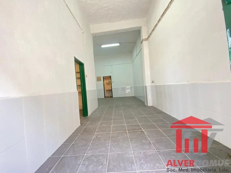 Loja para Arrendamento em Santa Clara Foto 1