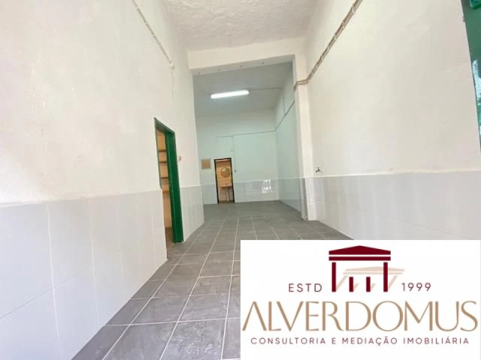 Loja para Arrendamento em Santa Clara Foto 1
