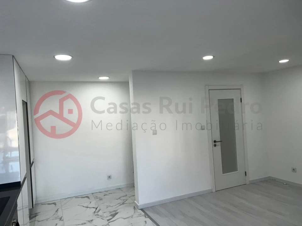 Apartamento T2 para Venda em Amora Foto 3